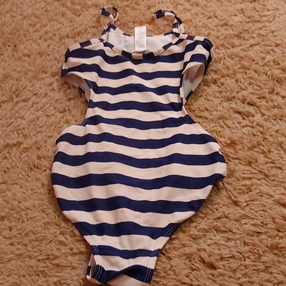 Little girl guess bathingsuit - Picture 3 of 3